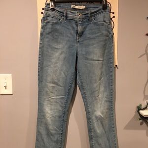 Straight leg high waisted Levis jeans.Size US WOMENS 4. barley worn